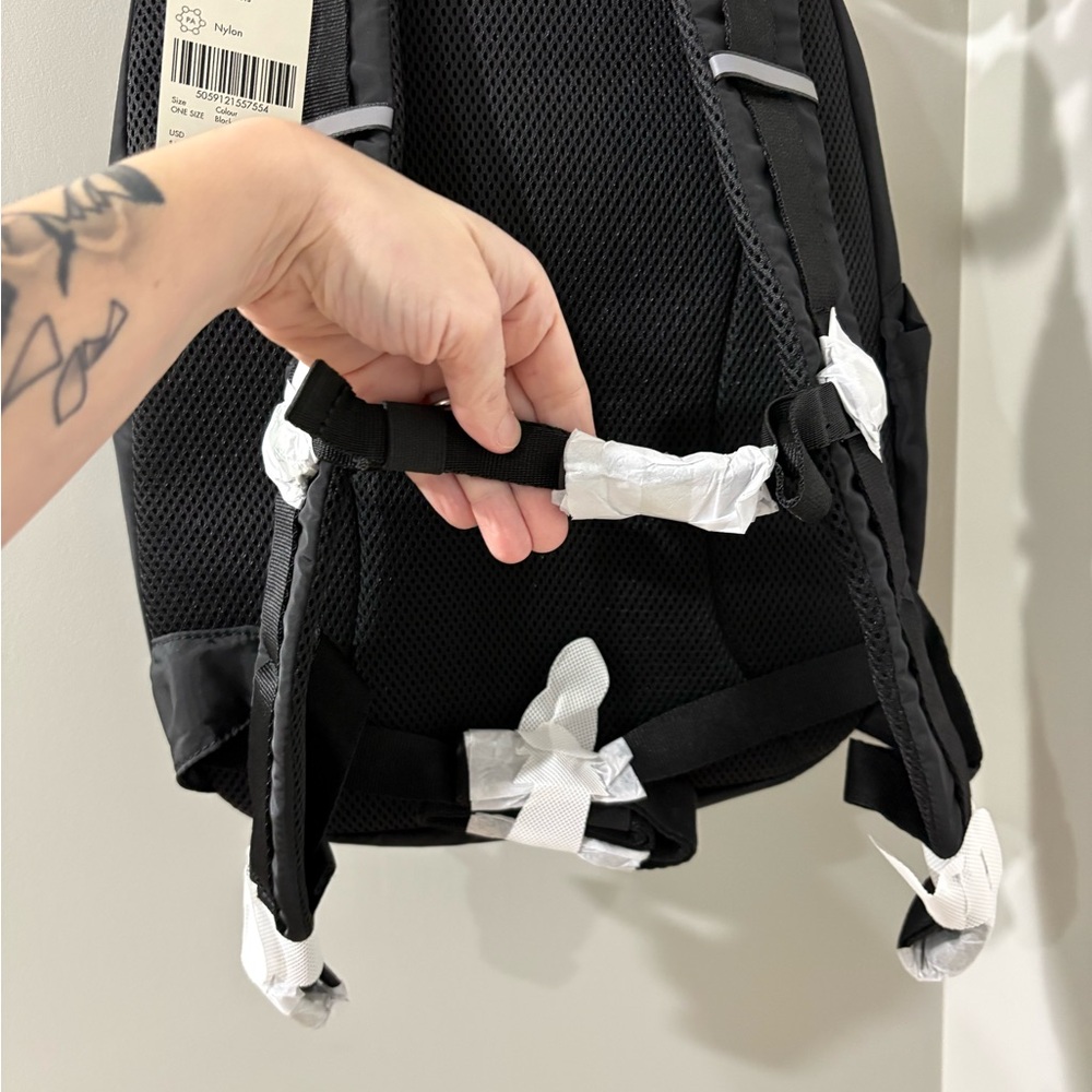 NWT Sweaty Betty On the Go Running Recycled Polyester Backpack - Picture 4 of 9